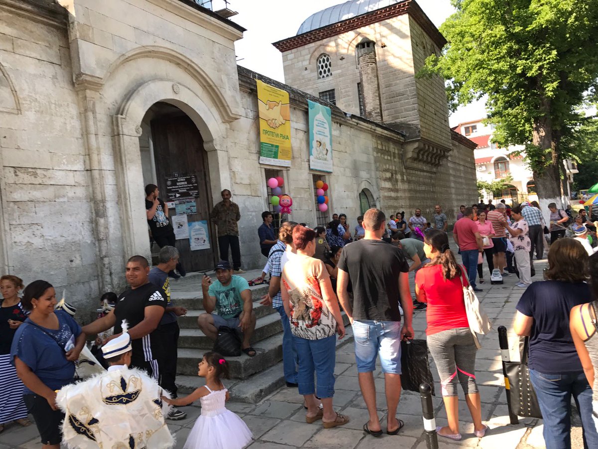 Bulgaristan Şumnu'da tarihi caminin önünde düzenlenen toplu sünnet şöleni